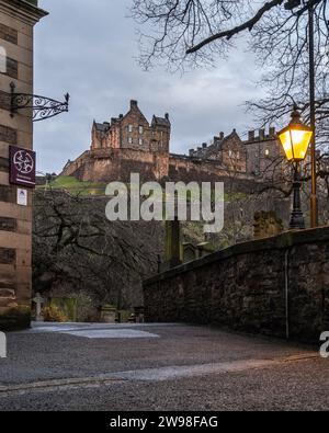 Une vue panoramique du château d'Édimbourg vue depuis Princess Street Gardens, en Écosse. Banque D'Images