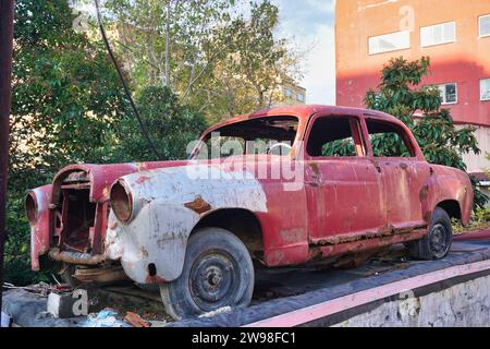 voiture rouge classique abandonnée, voiture rouillée et vieille Banque D'Images