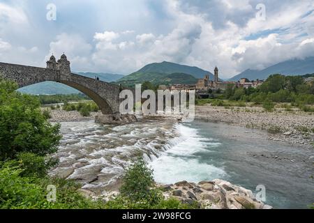 Une vue sur Bobbio et son célèbre monument, la vieille mariée, Emilie-Romagne, Italie. Banque D'Images