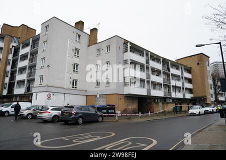 Une vue de Spenlow House à Jamaica Road, Bermondsey, au sud-est de Londres, où une femme de 22 ans est morte d'une blessure par arme blanche la veille de Noël. Un garçon de 16 ans a été arrêté pour meurtre. Date de la photo : lundi 25 décembre 2023. Banque D'Images