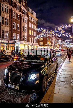 Londres Black Cab Electric à Noël à Marylebone High Street Royaume-Uni Banque D'Images