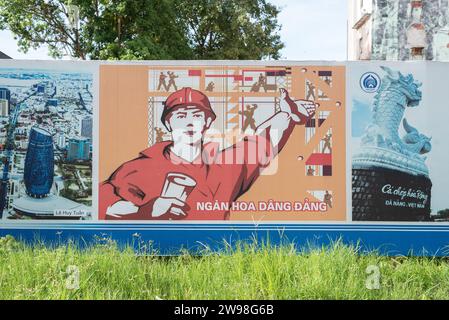Da Nang, Vietnam - 7 octobre 2023 : une affiche "mille fleurs pour la fête" sur une clôture de construction. Banque D'Images