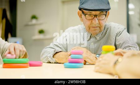 Homme âgé regardant droit avec regard sérieux en gériatrie Banque D'Images