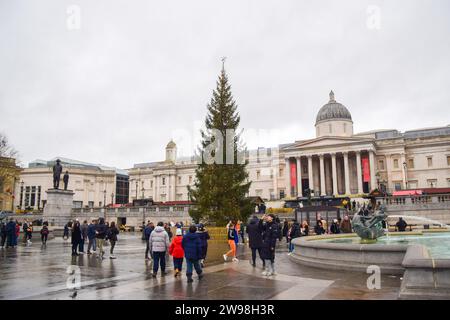 Londres, Royaume-Uni. 25 décembre 2023. Les gens se rassemblent autour du sapin de Noël et des fontaines à Trafalgar Square par un jour de Noël exceptionnellement doux. Les températures douces, atteignant 13 degrés Celsius dans la capitale, suivent la veille de Noël la plus chaude depuis plus de 20 ans. Crédit : Vuk Valcic/Alamy Live News Banque D'Images