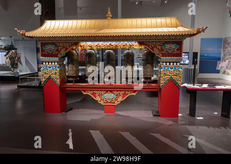 Maison de prière tibétaine au Musée national d'Écosse à Édimbourg, Écosse, Royaume-Uni. La maison de roues de prière a été faite au monastère de Kagyu Samye Ling centr Banque D'Images