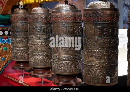 Roues à prière du Népal au Musée national d'Écosse à Édimbourg, Écosse, Royaume-Uni. Banque D'Images