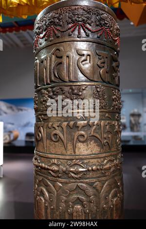 Roue de prière du Népal au Musée national d'Écosse à Édimbourg, Écosse, Royaume-Uni. Banque D'Images