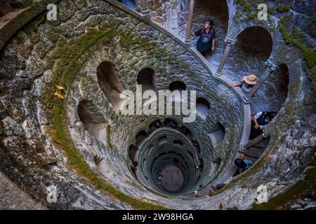 Le puits Initiation à Quinta da Regaleira, Sintra, Portugal. Mystérieuse tour inversée prétendument utilisée à des fins cérémonielles, liée au chevalier Banque D'Images