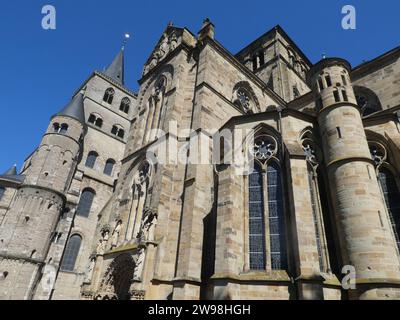 Trierer Dom Die Hohe Domkirche St. Peter zu Trier ist die älteste Bischofskirche Deutschlands und die Mutterkirche des Bistums Trier. *** Cathédrale de Trèves la haute Cathédrale Eglise de St. Pierre à Trèves est la plus ancienne église épiscopale d'Allemagne et l'église mère du diocèse de Trèves Copyright : xStopperx/xEibner-Pressefotox EP asr Banque D'Images