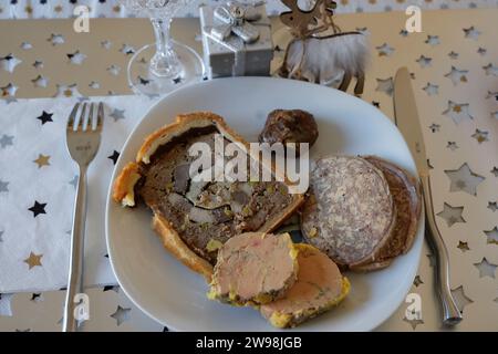 Périgord, France. 25 décembre 2023. Foie gras au repas de Noël en France. En France, et particulièrement en Périgord, le foie gras de canard ou d’oie est l’un des plats traditionnels du repas de Noël. Préparation de quatre recettes de foie gras différentes avant de le consommer pendant le repas. Photo Hugo Martin/Alamy Live News. Banque D'Images