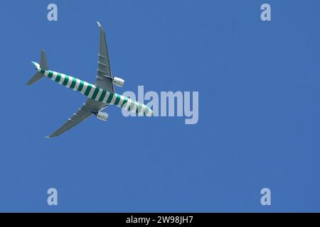 18.08.2023, Ingelheim, Rheinland-Pfalz, GER - A330 der Fluggesellschaft Condor im Flug. A330, Airbus, Airline, aussen, Aussenaufnahme, Condor, D-ANRE, deutsch, Deutsch, Deutsch, Europa, europaeisch, Ferien, Ferienflieger, Fernreise, fliegen, Flieger, Flug, Flugbetrieb, Fluggesellschaft, Fluglinie, Flugreise, Flugtechnik, Flugverkehr, Flugzeug, Freisteller, Froschperspektive, gestreift, gruen-weiss, Himmel, In der Luft, Ingelheim, Jet, Luftfahrt, Luftfahrtgesellschaft, Luftfahrtunternehmen, Luftverkehr, Maschine, niemand, Passagierflugzeug, Passagiermaschine, Pauschalflieger, QF, Querformat, Reise, Banque D'Images