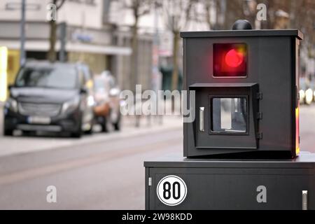 Neu-Ulm, Bavière, Allemagne - 24 décembre 2023 : piège à vitesse mobile dans la ville de Neu-Ulm Banque D'Images