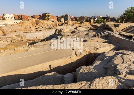 Obélisque inachevé avec des marques de pelle, granit, carrière, Assouan, Egypte, Afrique du Nord Banque D'Images