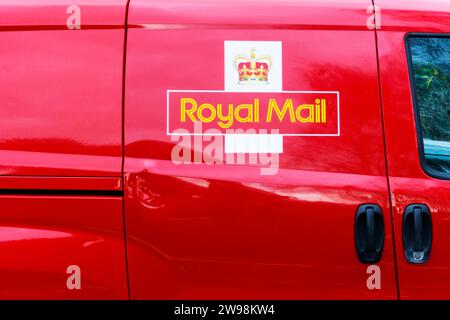 Logo sur le côté a d'un camion de livraison Royal Mail rouge. Banque D'Images