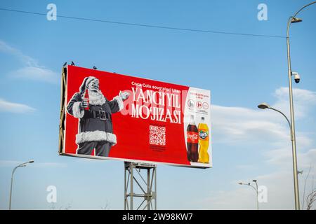 Panneau d'affichage de Noël de Coca-Cola Santa à Smarkand, Ouzbékistan, Asie centrale Banque D'Images
