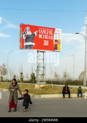 Panneau d'affichage de Noël de Coca-Cola Santa à Smarkand, Ouzbékistan, Asie centrale Banque D'Images