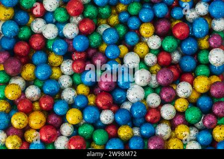 Fond coloré d'un tas de petites boules de thermocol. Banque D'Images