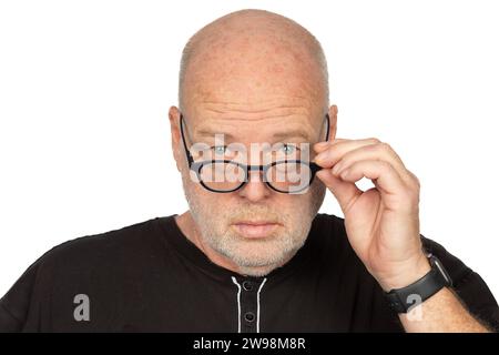 Homme caucasien d'âge moyen confiant avec des lunettes sombres sur fond blanc Banque D'Images