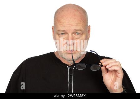 Homme d'affaires confiant d'âge moyen avec lunettes sombres sur fond blanc Banque D'Images