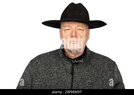 Homme caucasien d'âge moyen confiant dans le chapeau de cow-boy noir - Portrait de vue de face sur fond blanc Banque D'Images