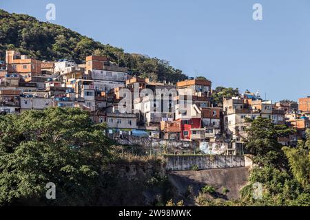 Maisons sur la colline de Cantagalo à Rio de Janeiro, Brésil. Banque D'Images