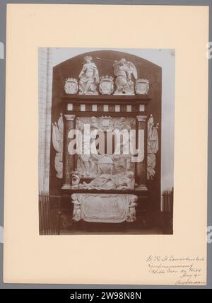 Graf monument de Cornelis de Witt dans la Grote ou Sint-Laurenskerk à Rotterdam, Anonyme (Monumentenzorg) (attribué à), 1911 photographie grand ou support photographique Sint-Laurenskerk. intérieur en carton de l'église. Tombe-bâtiment, tombe monumentale grand ou Sint-Laurenskerk Banque D'Images