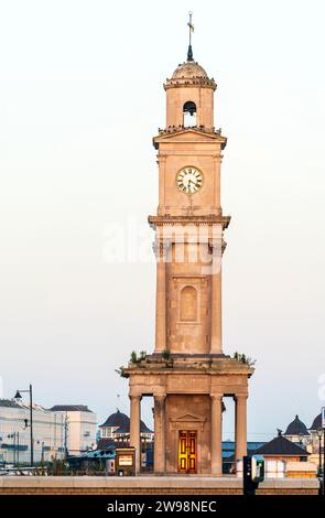 Tour d'horloge de Herne Bay sur le front de mer de la tour côtière de la station balnéaire. Un monument classé Grade II en pierre de Portland à la lumière du lever du soleil. Banque D'Images