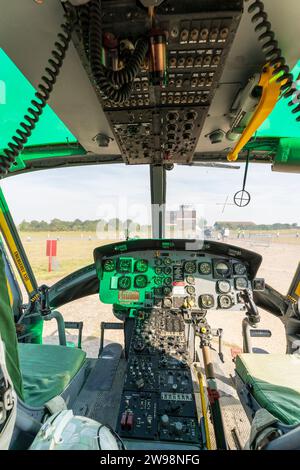 Intérieur, désaffectation des États-Unis en 1960 Bell Huey UH1 hélicoptère Iroquois. Siège pilote et copilote avec commandes de vol. Munitions devant. Utilisé au Vietnam. Banque D'Images