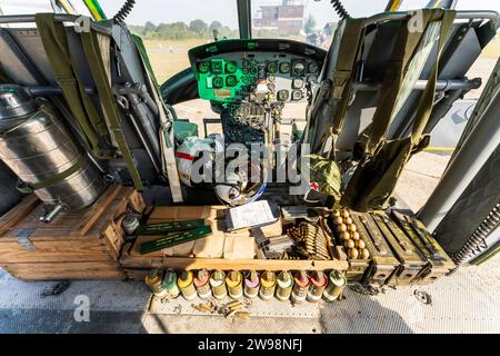 Intérieur, désaffectation des États-Unis en 1960 Bell Huey UH1 hélicoptère Iroquois. Siège pilote et copilote avec commandes de vol. Munitions devant. Utilisé au Vietnam. Banque D'Images