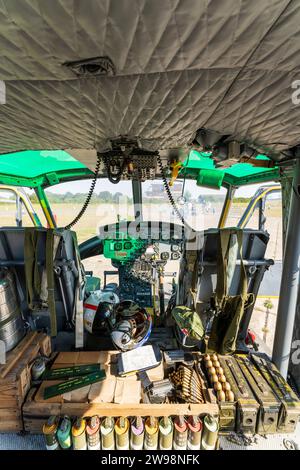 Intérieur, désaffectation des États-Unis en 1960 Bell Huey UH1 hélicoptère Iroquois. Siège pilote et copilote avec commandes de vol. Munitions devant. Utilisé au Vietnam. Banque D'Images