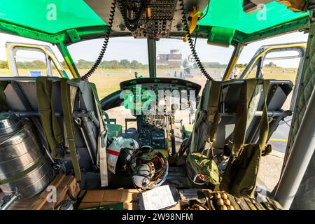 Intérieur, désaffectation des États-Unis en 1960 Bell Huey UH1 hélicoptère Iroquois. Siège pilote et copilote avec commandes de vol. Munitions devant. Utilisé au Vietnam. Banque D'Images