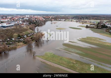 Wolmirstedt, Allemagne. 25 décembre 2023. Les champs et prairies le long de la rivière Ohre à Wolmirstedt (district de Börde) sont partiellement inondés. La situation des inondations reste tendue dans de nombreux endroits en Saxe-Anhalt. Le troisième des quatre niveaux d'alerte aux inondations a été atteint le jour de Noël sur l'Ohre à la jauge Wolmirstedt, sur le Salzwedeler Dumme près de Tylsen, sur le Mulde près de Golzern et sur l'Unstrut près de Wangen, selon un aperçu du centre de prévision des inondations de Saxe-Anhalt. (Photo prise avec un drone) crédit : Stephan Schulz/dpa/Alamy Live News Banque D'Images