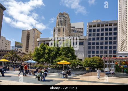 Bâtiments de grands magasins à Union Square San Francisco pendant le week-end de la fierté, San Fransisco, Californie, États-Unis, juin 24, 2023 Banque D'Images