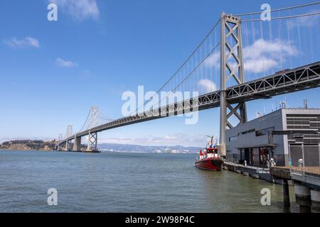 Fireboat amarré San Francisco Oakland Bay Bridge, suspendu Bridge over San Fransisco Bay, Californie, États-Unis, 24 juin 2023 Banque D'Images
