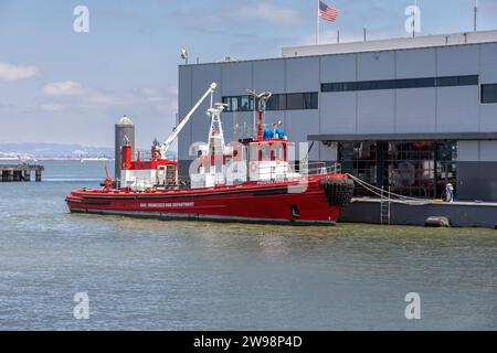 San Francisco Phoenix Fireboat amarré au service des pompiers au San Fransisco Oakland Bay Bridge, le 24 juin 2023 Banque D'Images