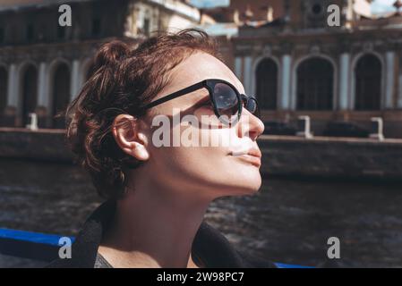 Portrait d'une femme à St. Petersburg lors d'une excursion en bateau. Concept touristique Banque D'Images