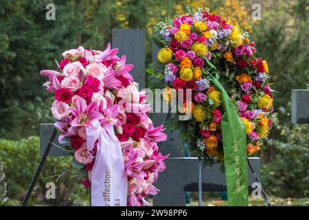 Couronne funéraire avec des fleurs à une tombe, Allemagne Banque D'Images