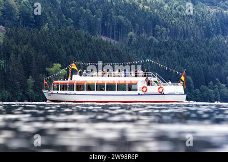 Bateau d'excursion sur le lac Titisee dans la Forêt Noire, Titisee-Neustadt, Baden-Wuerttemberg, Allemagne Banque D'Images