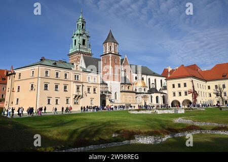 Cracovie, Pologne - 29 octobre 2022 : personnes près du château royal de Wawel à Cracovie. Banque D'Images