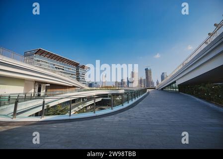 Un bâtiment moderne de plusieurs étages avec une passerelle menant à l'entrée Banque D'Images