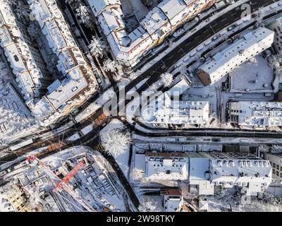 La ville de Zurich le matin après de fortes chutes de neige au début de décembre 2023, le beau paysage urbain en hiver. Banque D'Images