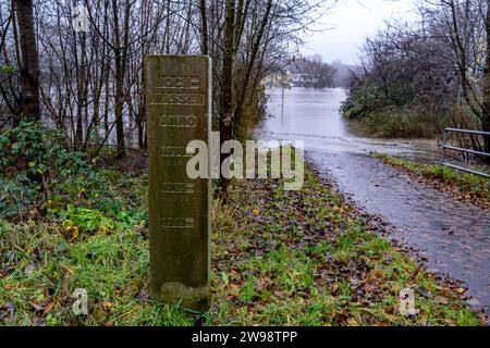 Hochwasser an der Ruhr, hier BEI Hattingen, Hochwasser Marker, nach tagelangem Dauerregen, NRW, Deutschland, Hochwasser Ruhr *** inondations sur la Ruhr, ici près de Hattingen, marqueur d'inondation, après des jours de pluie continue, NRW, Allemagne, inondations de la Ruhr Banque D'Images