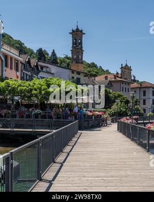 Porto Ceresio, un village pittoresque situé sur la rive italienne du lac de Lugano en Lombardie, Italie Banque D'Images