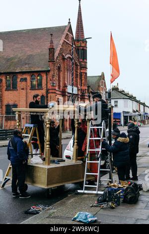 Londres, Royaume-Uni. 25 décembre 2023 préparation pour le prochain festival du chariot Swami Ayyappan a lieu dans le Manor Park au Centre Swami Ayyappan, impliquant la construction d'un char d'or qui sera tiré par les dévots, le remplissage des noix de coco avec du ghee, et un certain nombre de cérémonies sanctifiantes. © Simon King/ Alamy Live News Banque D'Images