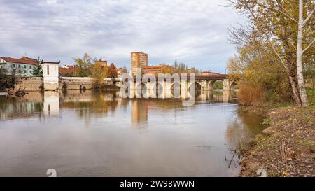 Puente Mayor traverse la rivière Pisuerga dans la ville monumentale de Valladolid, en Espagne. Banque D'Images