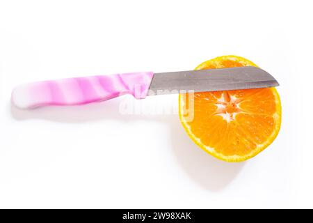 Tangerine tranchée isolée sur fond blanc. Vue de dessus. Banque D'Images