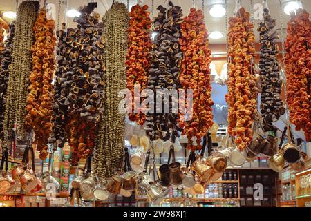 Aubergines séchées au soleil, piments et légumes au bazar aux épices (bazar égyptien - Mısır Çarşısı) à Istanbul, Turquie, construit en 1 Banque D'Images