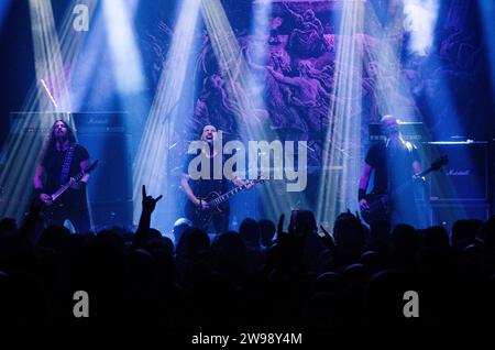 Sakis Tolis (chanteur de Rotting Christ) se produisant avec son groupe au Fuzz Live Music Club, Athènes / Grèce, décembre 2023 Banque D'Images