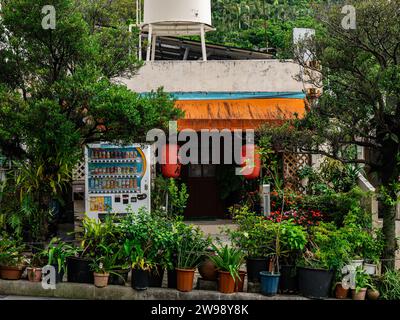 Un vieux café avec des lanternes rouges et un distributeur automatique à Okinawa, au Japon Banque D'Images