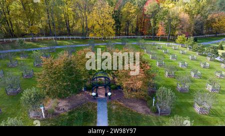 Elizabethtown, Pennsylvanie, 22 octobre 2023 - vue aérienne d'un belvédère de fer au centre d'un verger un jour d'automne Banque D'Images